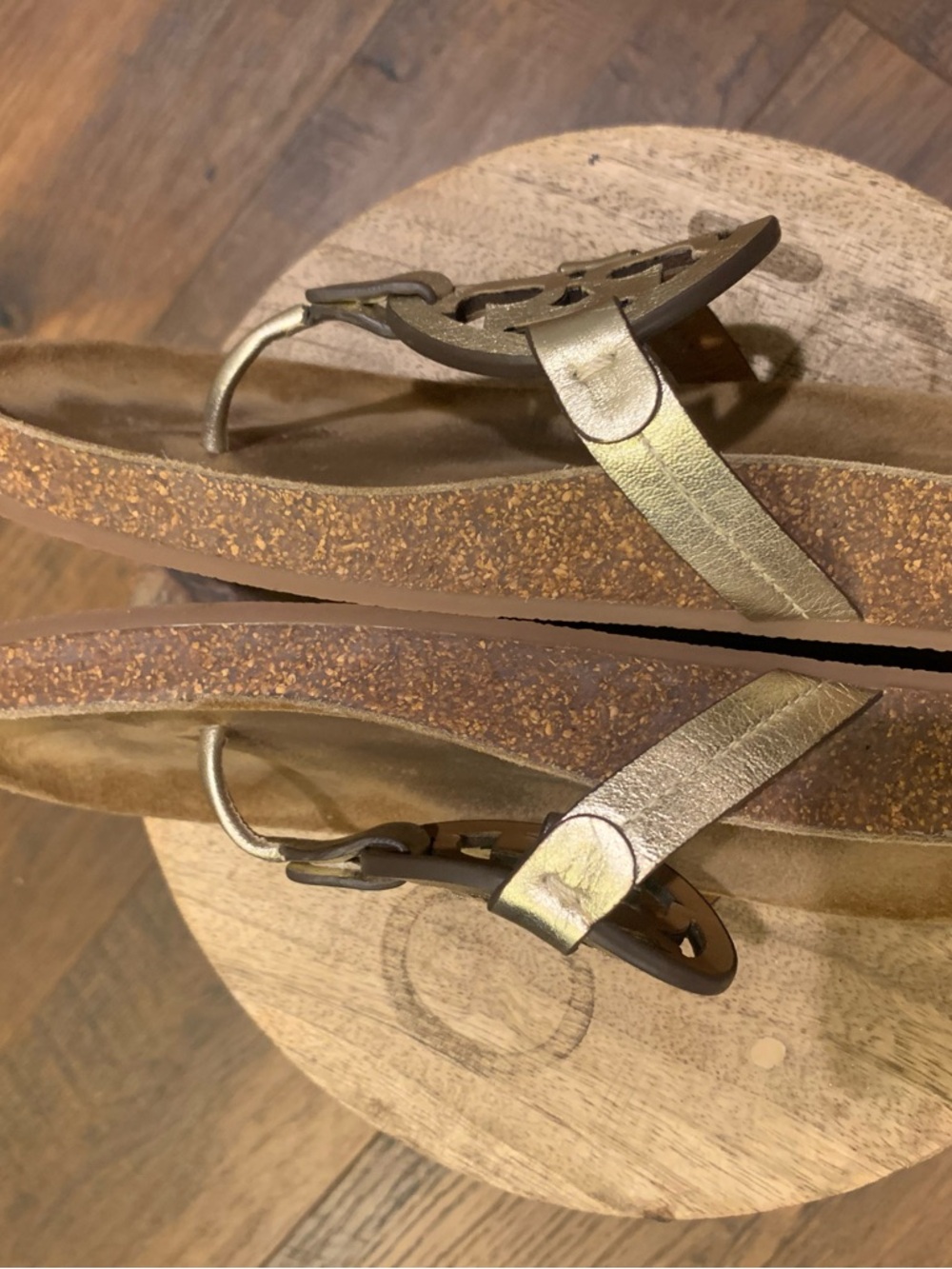 Tory Burch Metallic gold logo Thong Sandals - Picture 7 of 7